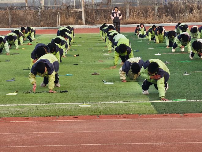 共享——洋湖乡中学阳光大课间观摩活动千亿球友会首页“绳”彩飞扬“羽”乐(图2)