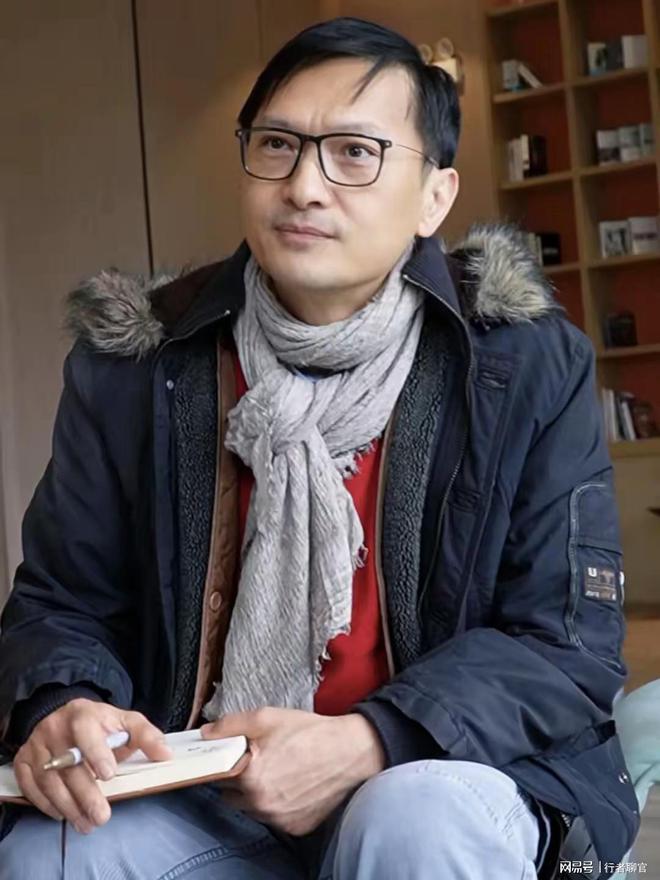 的外套打扮邋遢整个人苍老好多58岁陈锦鸿现身武汉穿着陈旧(图4)