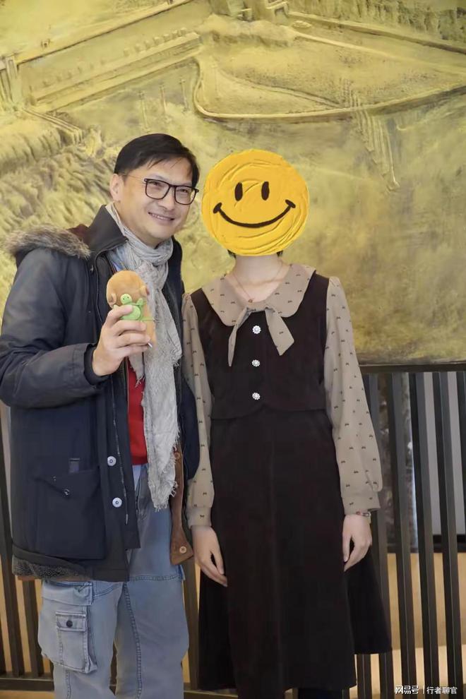 的外套打扮邋遢整个人苍老好多58岁陈锦鸿现身武汉穿着陈旧(图3)