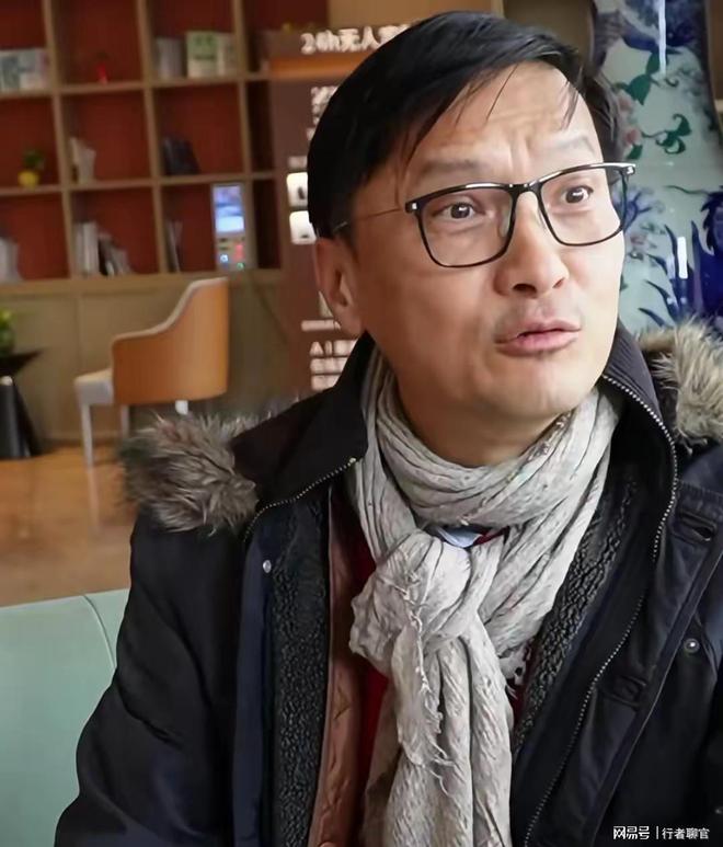 的外套打扮邋遢整个人苍老好多58岁陈锦鸿现身武汉穿着陈旧(图6)